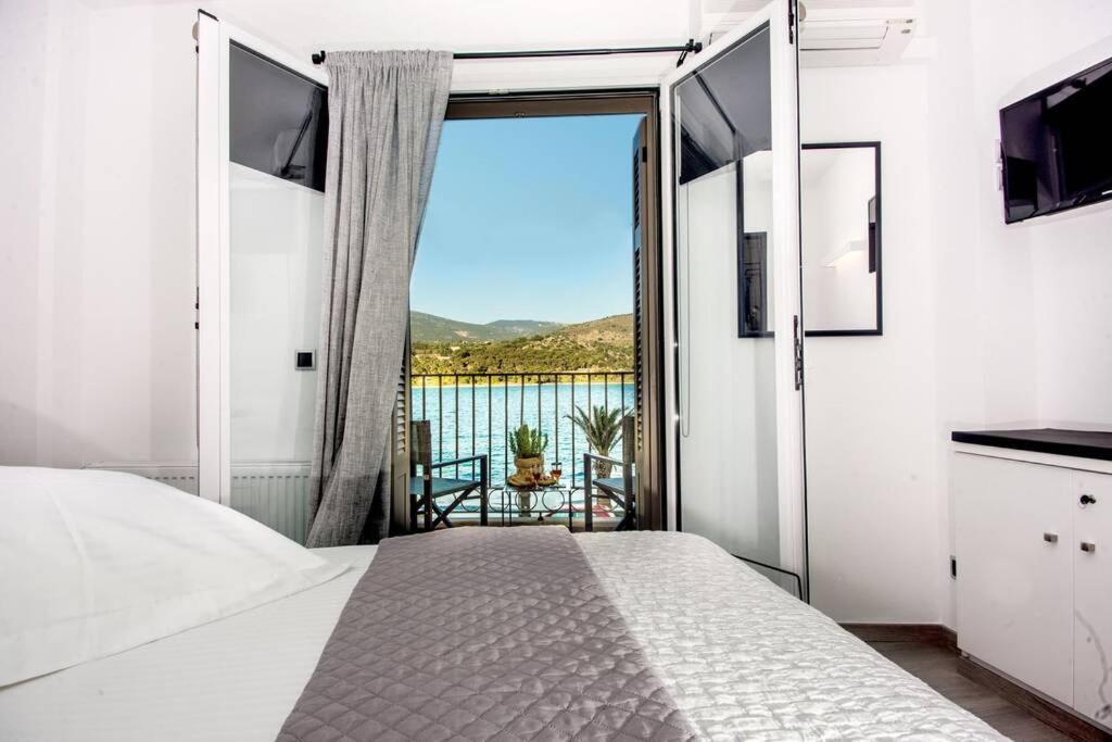 A & B Minimal Suite With Sea View In Argostoli Bagian luar foto
