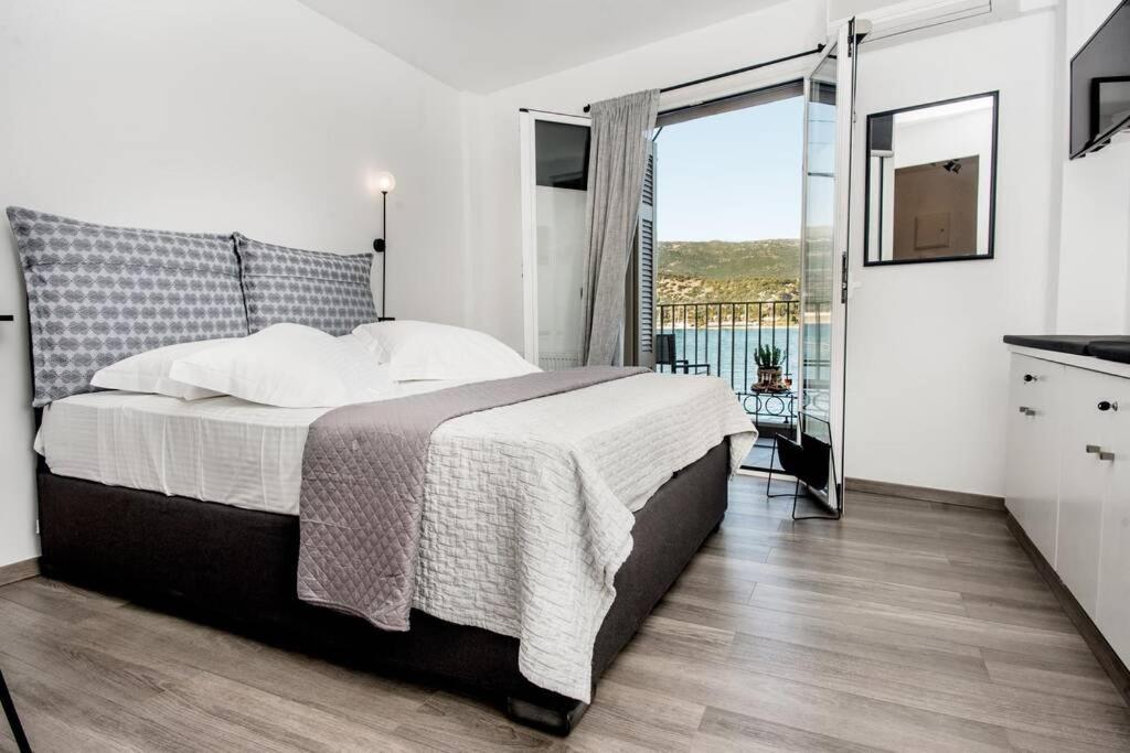 A & B Minimal Suite With Sea View In Argostoli Bagian luar foto