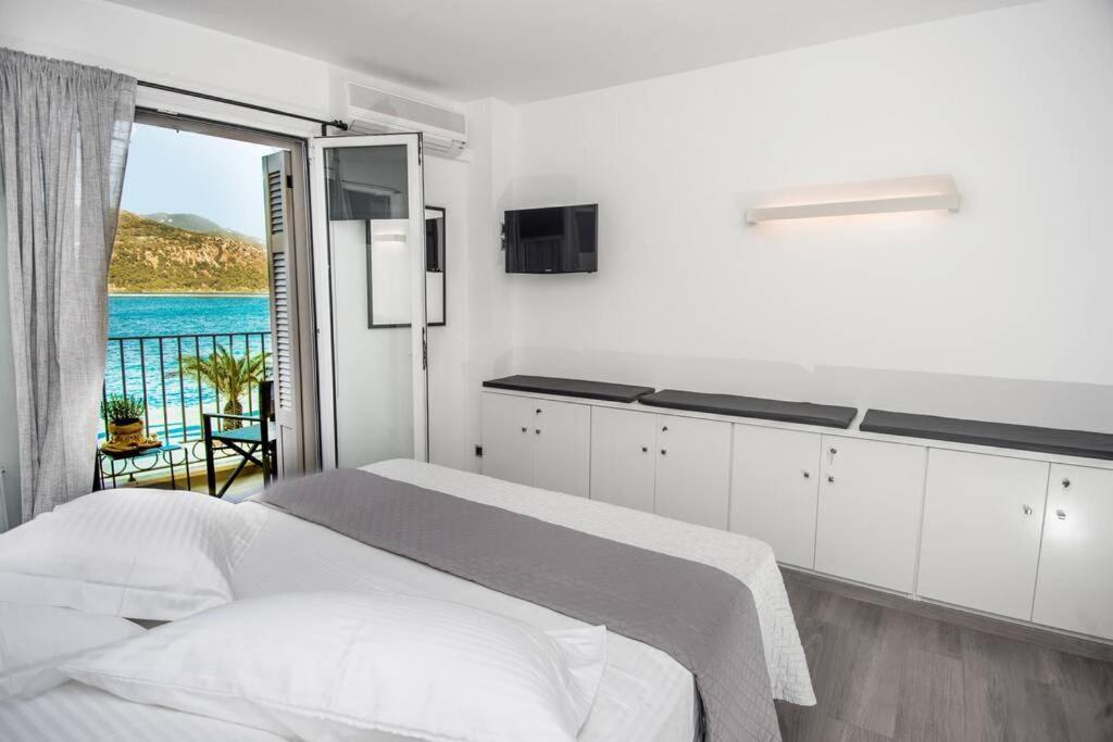 A & B Minimal Suite With Sea View In Argostoli Bagian luar foto