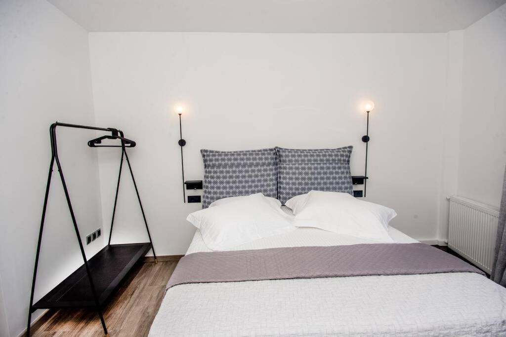 A & B Minimal Suite With Sea View In Argostoli Bagian luar foto