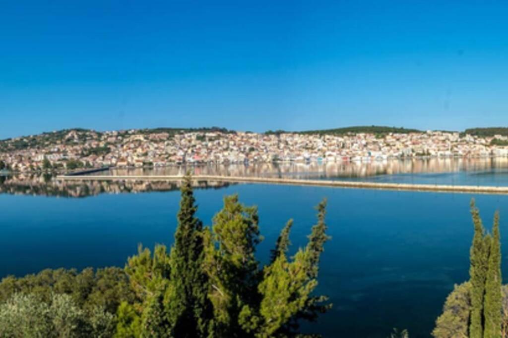 A & B Minimal Suite With Sea View In Argostoli Bagian luar foto