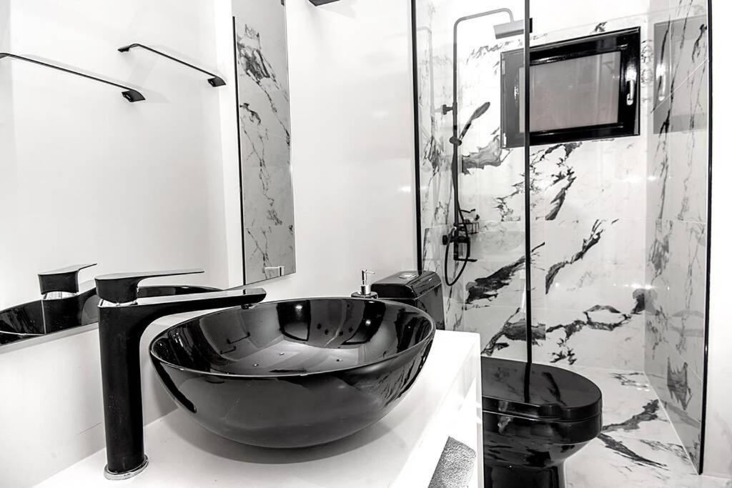 A & B Minimal Suite With Sea View In Argostoli Bagian luar foto