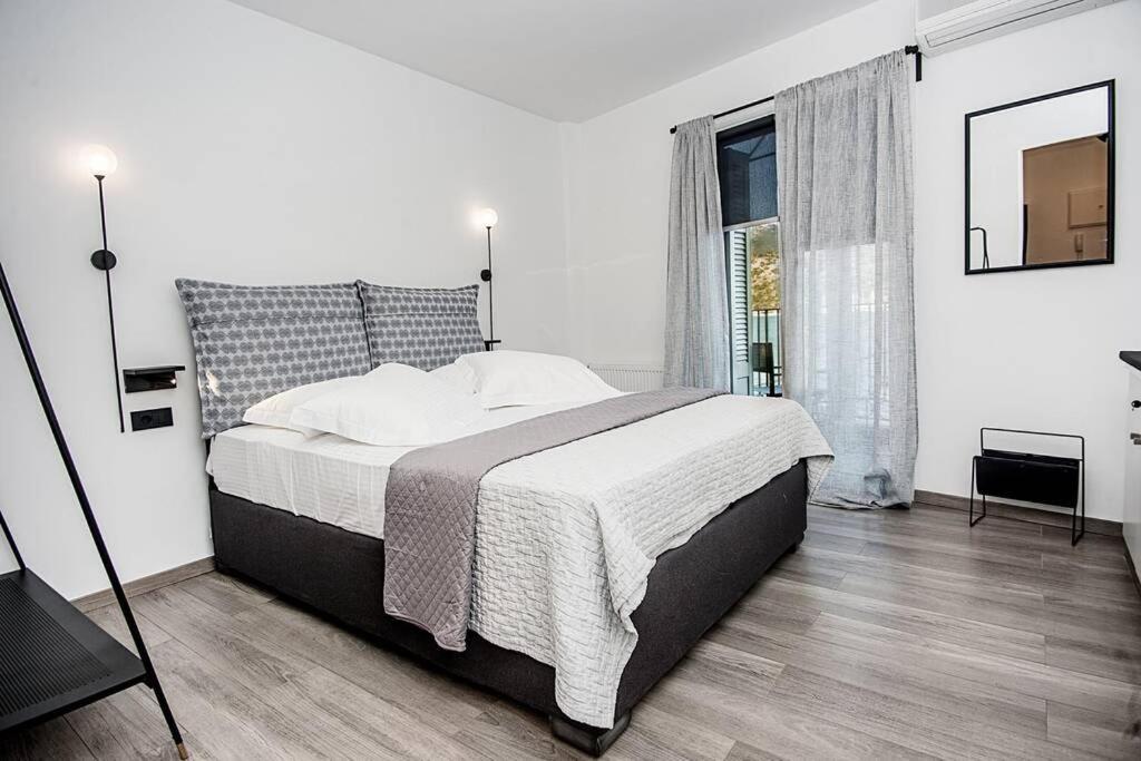 A & B Minimal Suite With Sea View In Argostoli Bagian luar foto