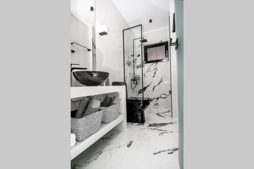 A & B Minimal Suite With Sea View In Argostoli Bagian luar foto