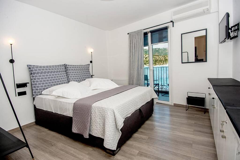 A & B Minimal Suite With Sea View In Argostoli Bagian luar foto