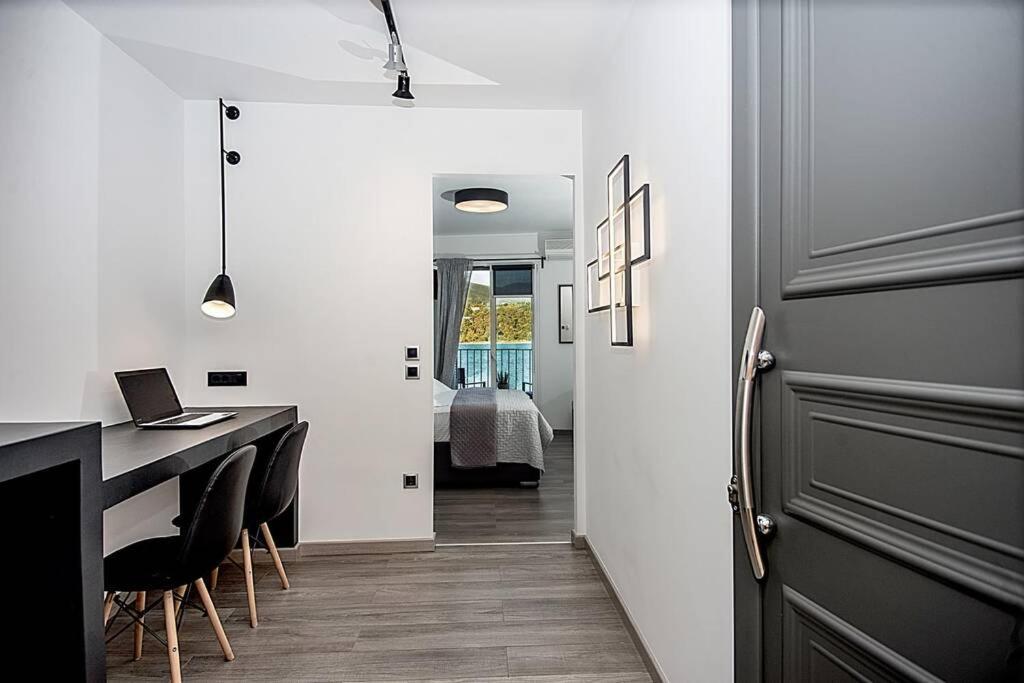 A & B Minimal Suite With Sea View In Argostoli Bagian luar foto
