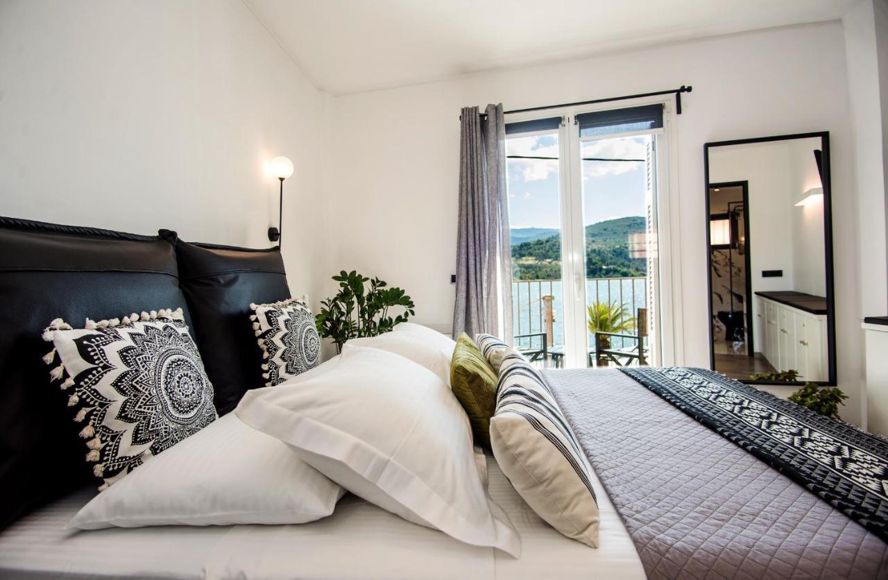 A & B Minimal Suite With Sea View In Argostoli Bagian luar foto