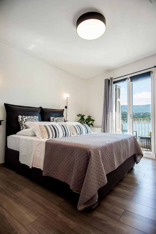 A & B Minimal Suite With Sea View In Argostoli Bagian luar foto