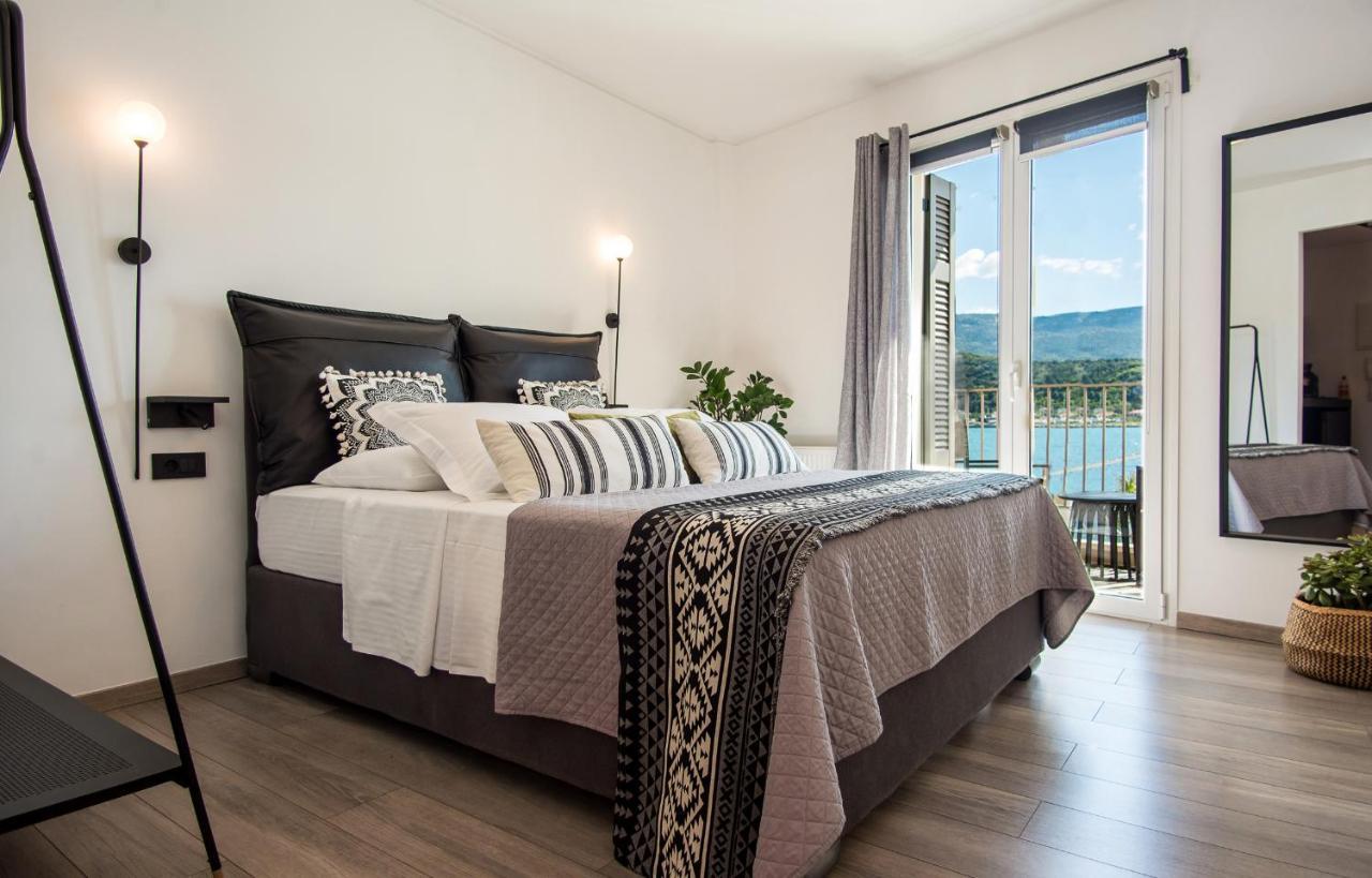 A & B Minimal Suite With Sea View In Argostoli Bagian luar foto