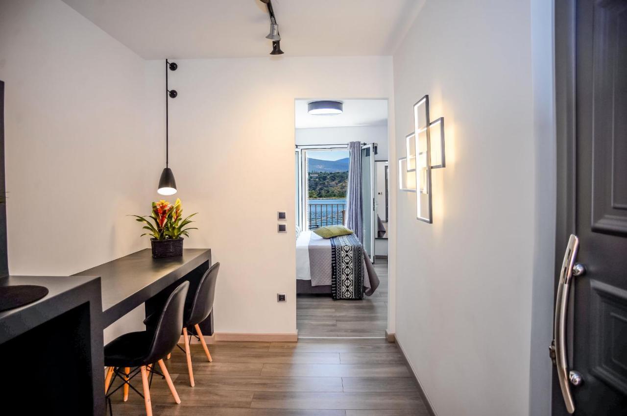 A & B Minimal Suite With Sea View In Argostoli Bagian luar foto