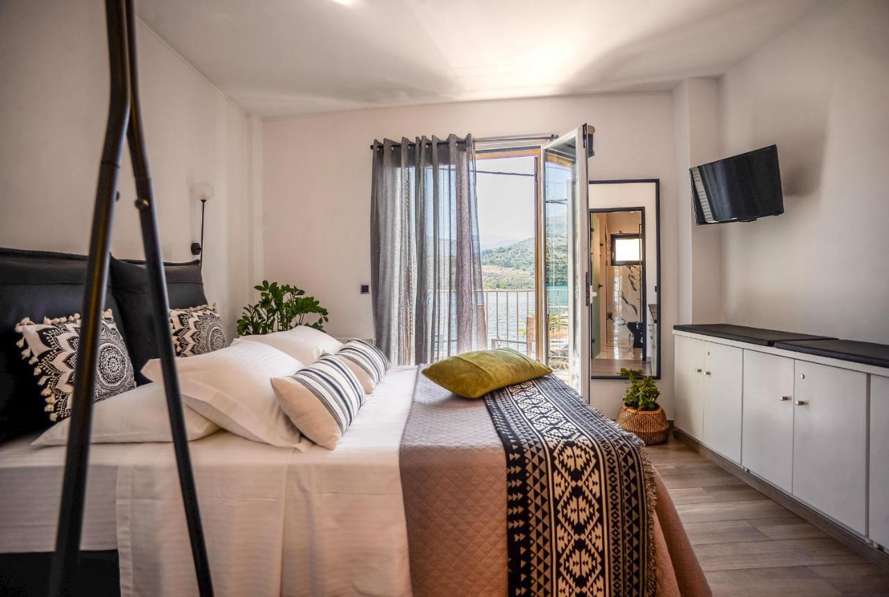 A & B Minimal Suite With Sea View In Argostoli Bagian luar foto