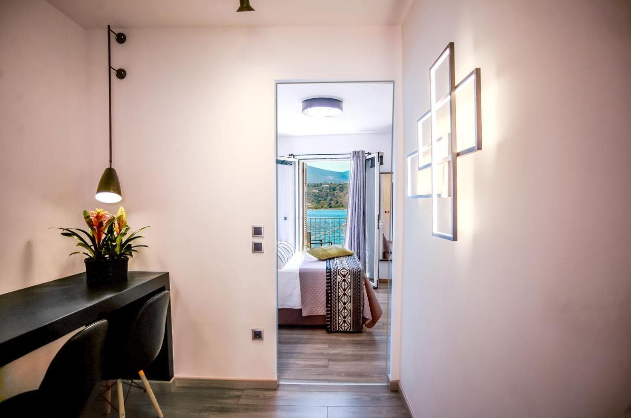 A & B Minimal Suite With Sea View In Argostoli Bagian luar foto